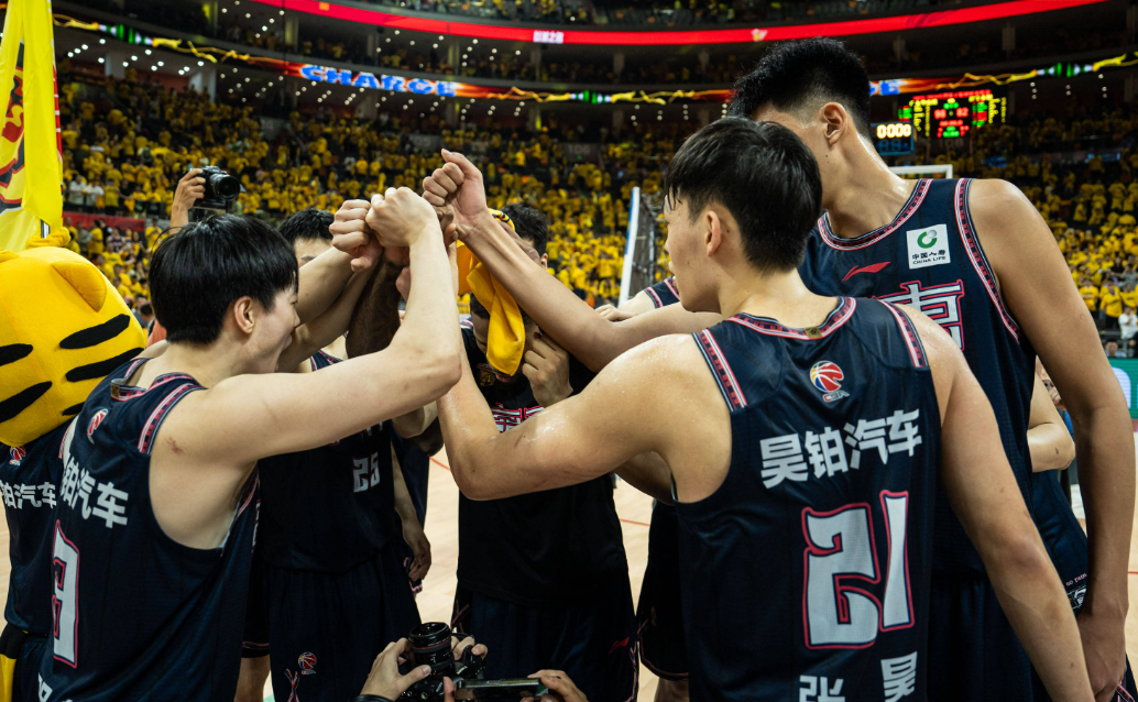 里程碑夜！斯图加特绝杀压哨，CBA季后赛集结日刷纪录，管理层满意，资深球员宣示担当(再次向全党宣示作风建设永远在路上)-开云娱乐